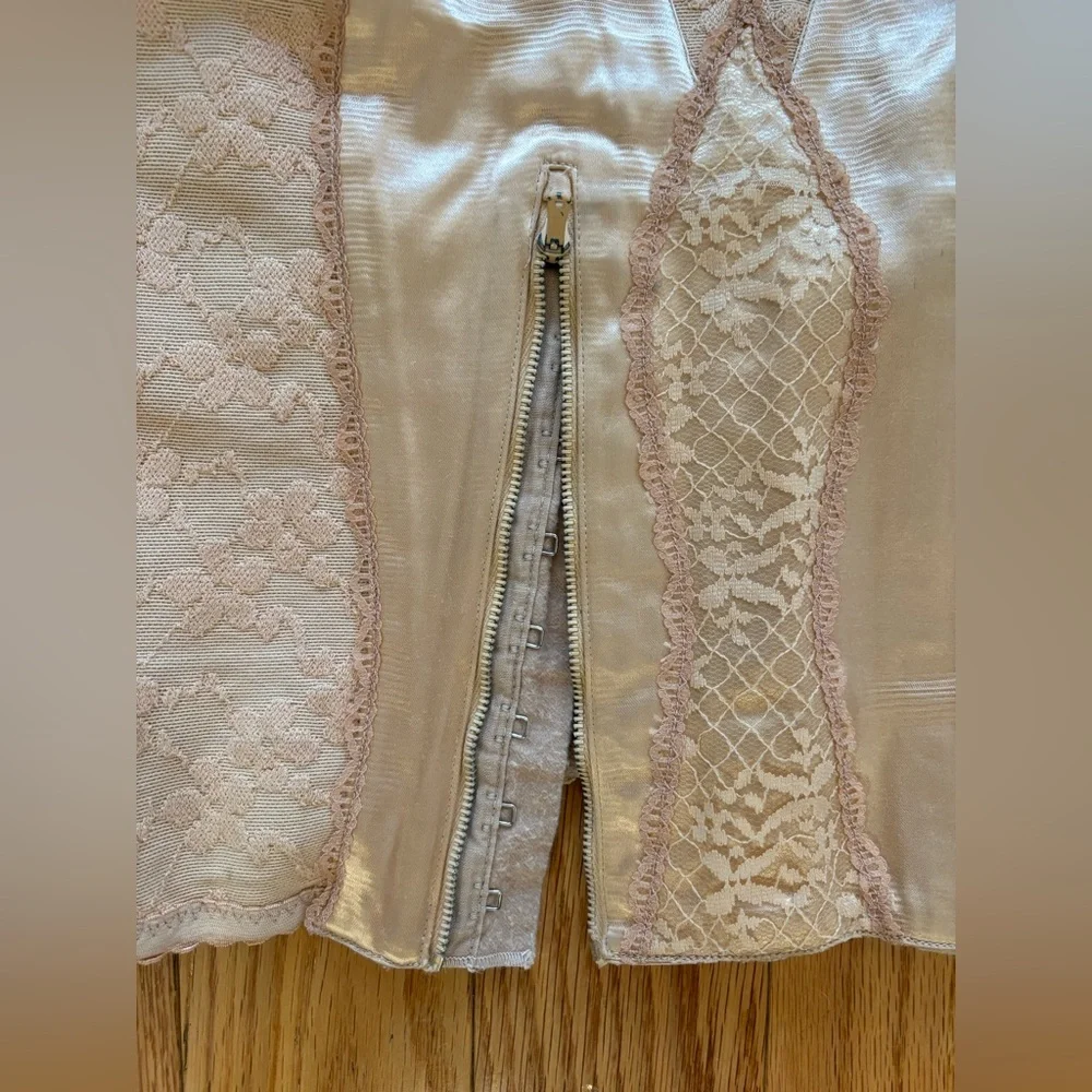 VINTAGE Pink Floral Lace Corset - Picture 2 of 5
